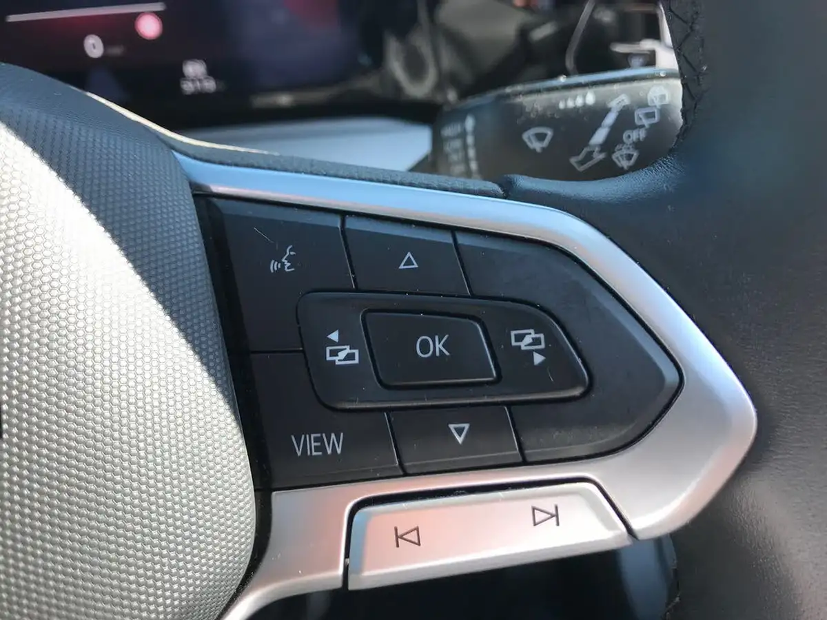 2024-volkswagen-golf-10-tsi-life-hatchback-big-25