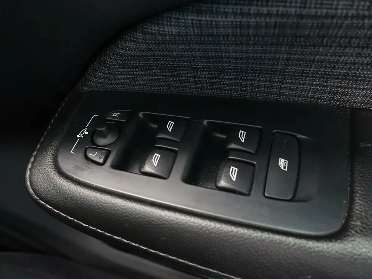 2021-volvo-v60-20-b3-momentum-161bhp-big-23