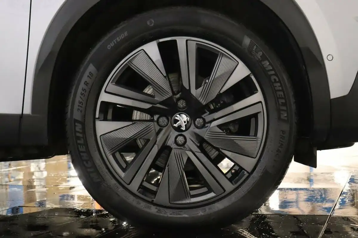 2021-peugeot-2008-suv-e-gt-premium-50kwh-big-38