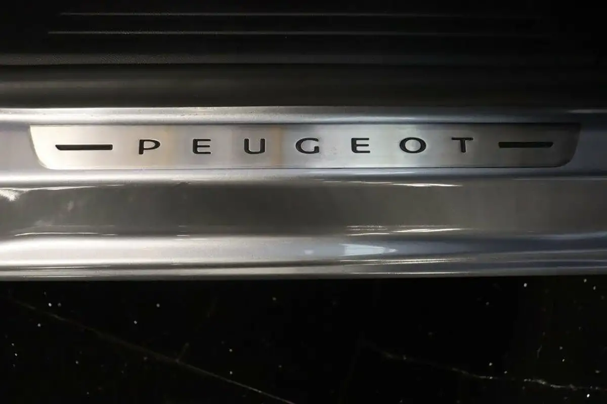 2021-peugeot-2008-suv-e-gt-premium-50kwh-big-14