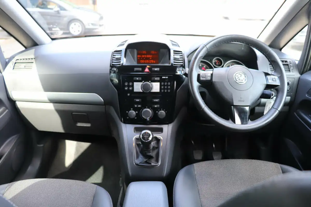 2010-vauxhall-zafira-16-design-big-11