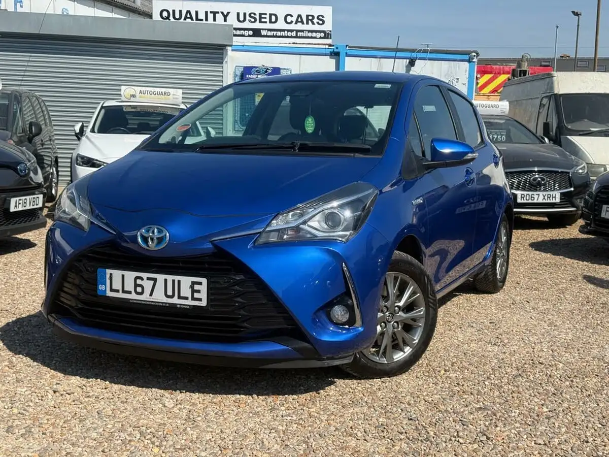 2017-toyota-yaris-15-vvt-i-icon-navi-hybrid-big-1