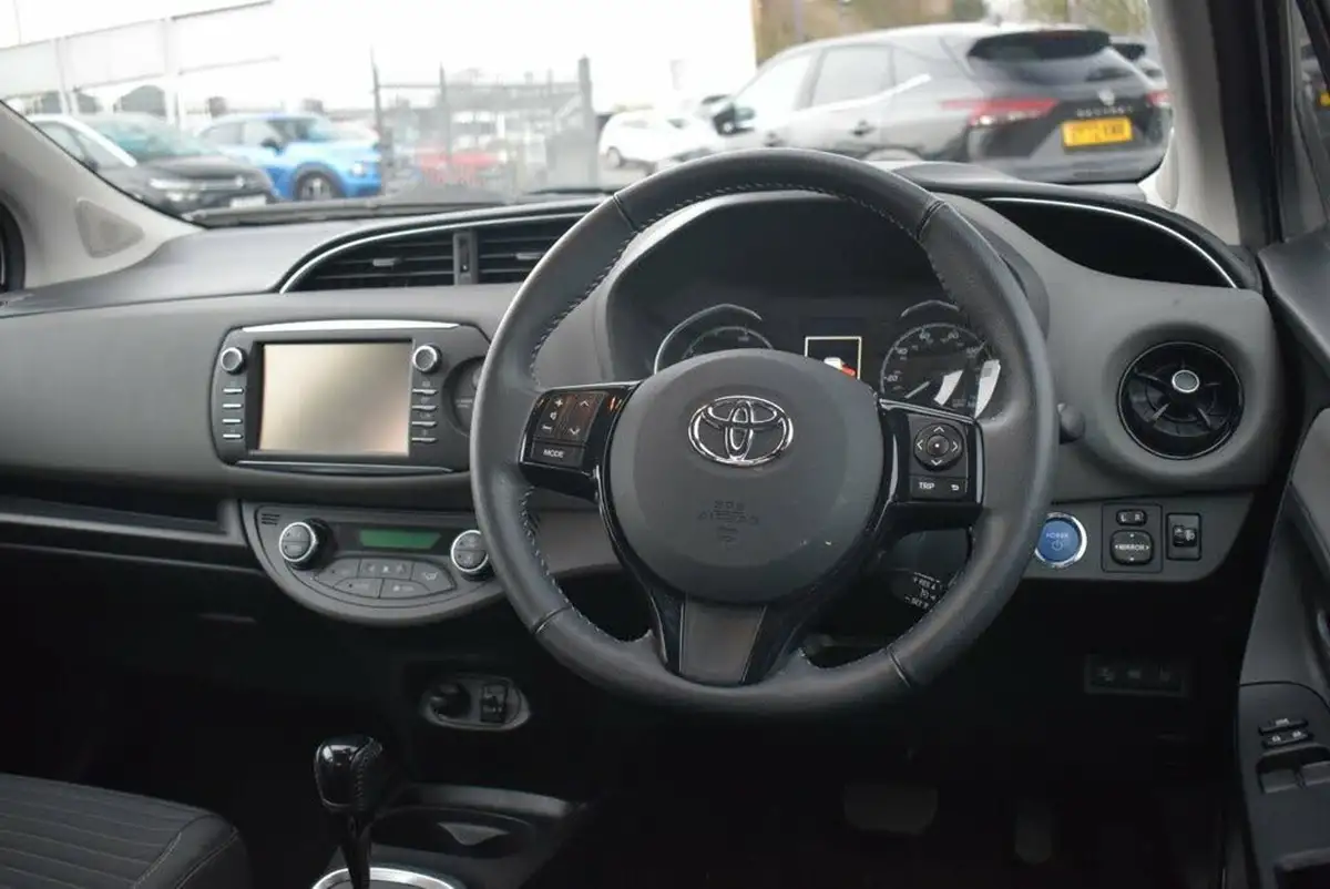 2019-toyota-yaris-15-vvt-i-icon-tech-98bhp-hybrid-1497cc-e-cvt-big-2