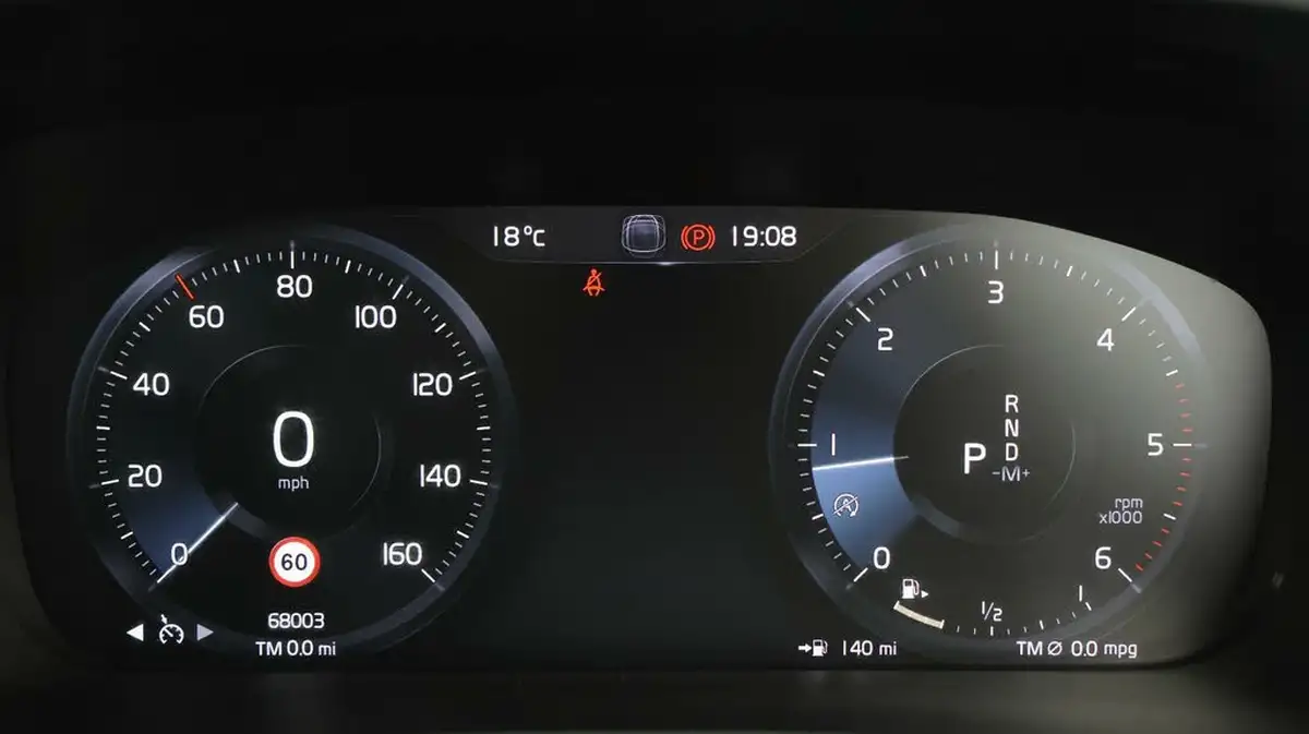 2018-volvo-xc40-20td-d3-momentum-pro-geartronic-big-9