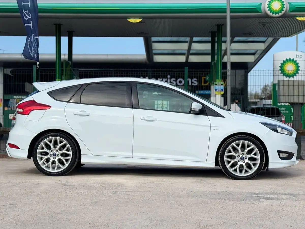 2017-ford-focus-15tdci-st-line-hatchback-big-11