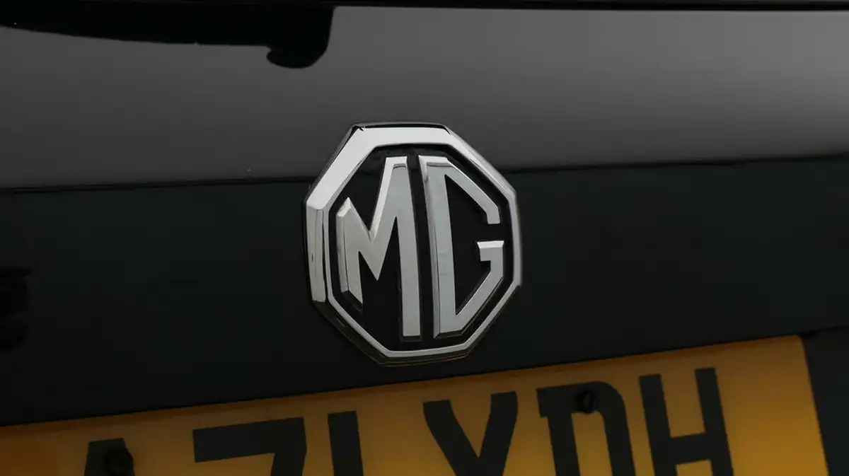 2022-mg-hs-15t-gdi-exclusive-162ps-big-21