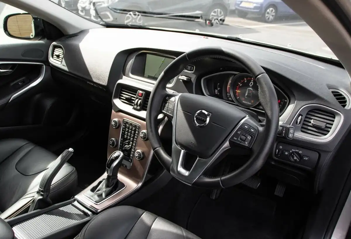2016-volvo-v40-15-t3-cross-country-pro-big-4
