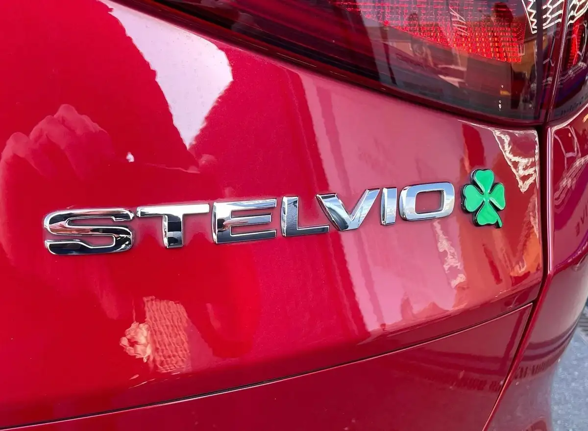 2018-alfa-romeo-stelvio-29-biturbo-quadrifoglio-big-20
