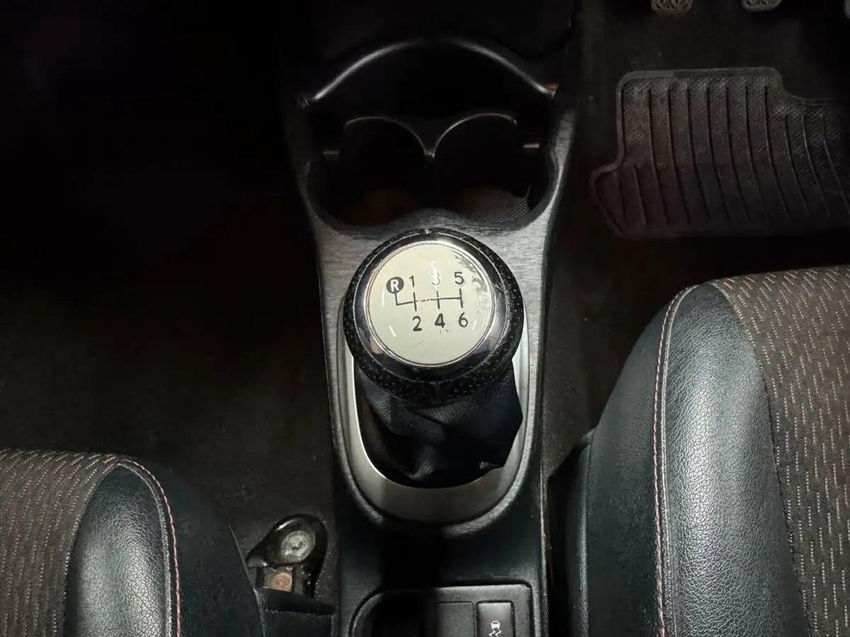 2012-toyota-yaris-133-trend-3d-big-23