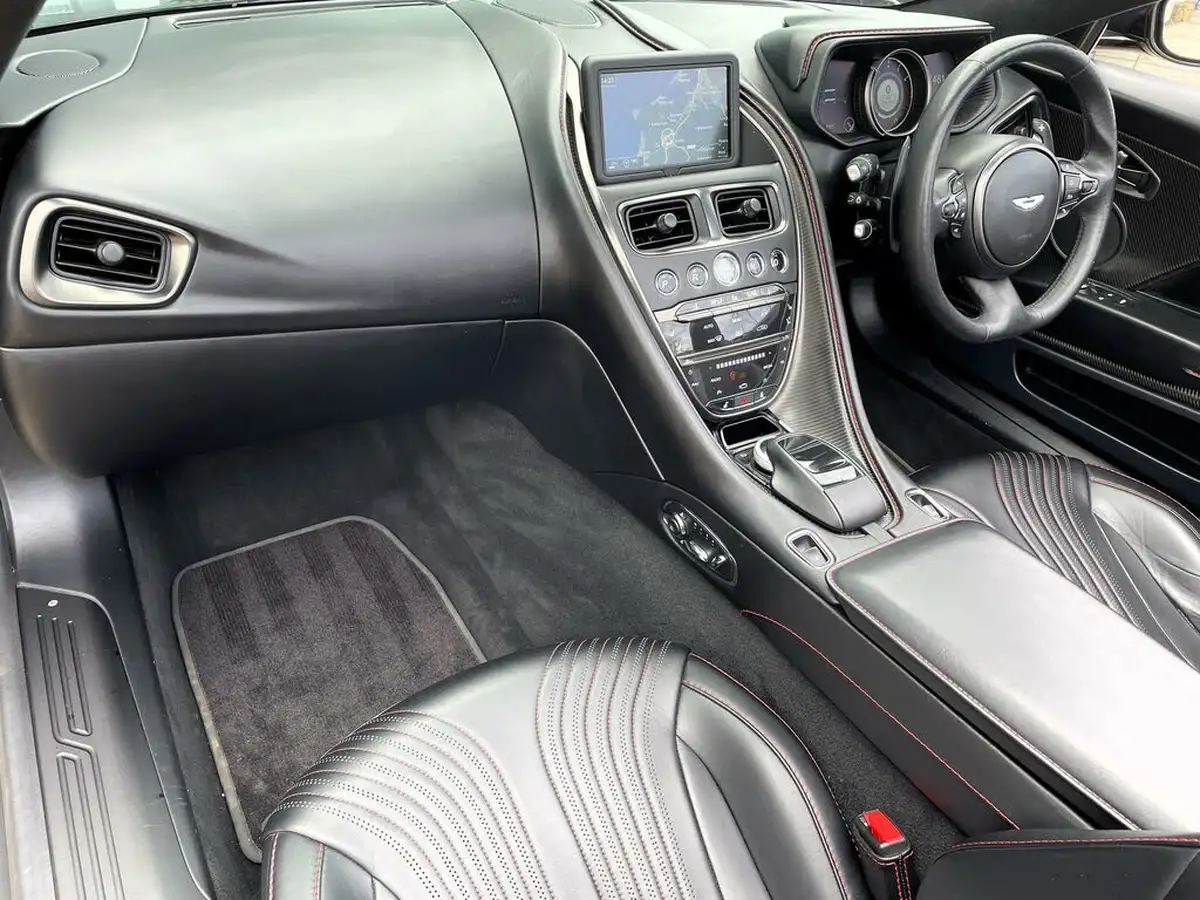 2019-aston-martin-db11-40-v8-big-26