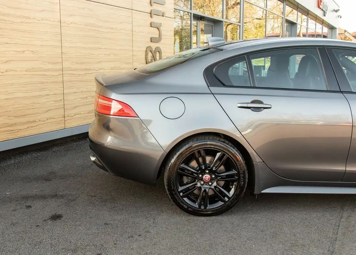 2018-jaguar-xe-20i-r-sport-249ps-awd-1998cc-big-7