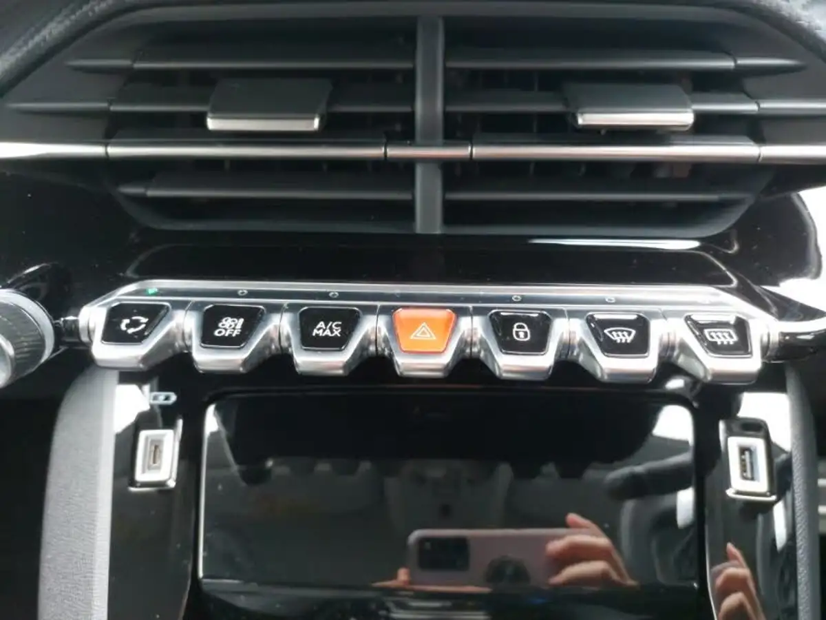 2023-peugeot-208-12-puretech-allure-premium-100ps-eat8-big-14