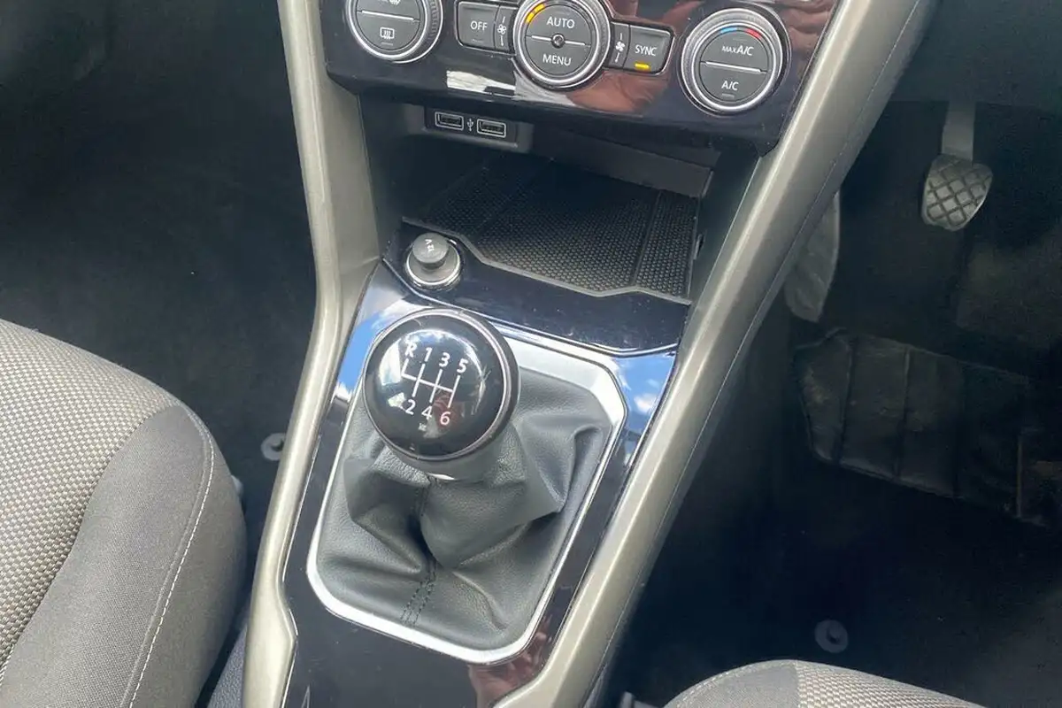 2020-volkswagen-t-roc-10-tsi-se-115ps-big-46