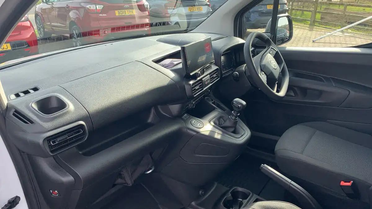 2024-citroen-berlingo-15-bluehdi-m-enterprise-100pseu6e-big-18