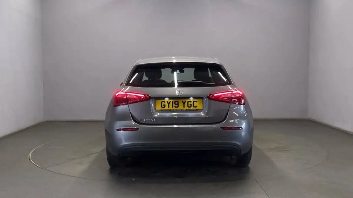 2019-mercedes-benz-a-class-15d-a180d-se-7g-dct-big-6