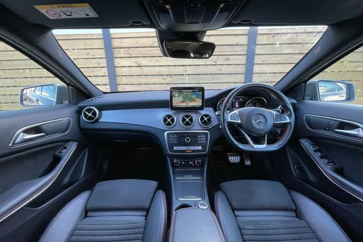 2019-mercedes-benz-gla-class-16-gla-200-amg-line-premiumss-7g-dct-big-2