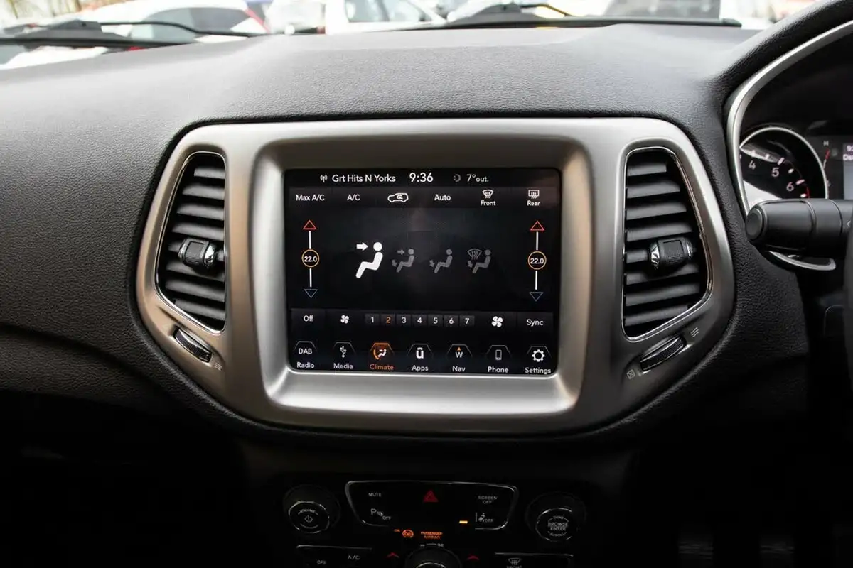 2018-jeep-compass-14-multiair-ii-longitude-big-25