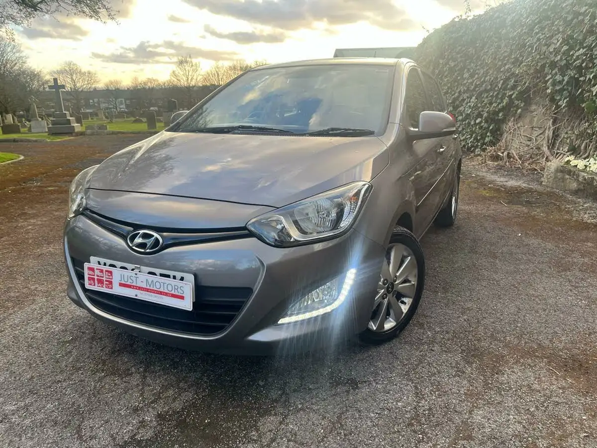 2012-hyundai-i20-14-style-99bhp-big-39