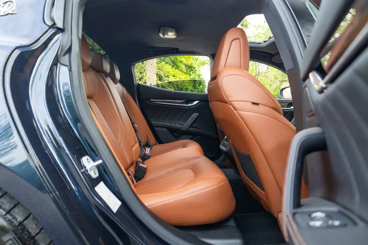 2020-maserati-ghibli-30td-gransport-big-10