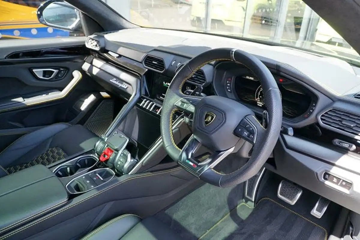 2023-lamborghini-urus-40-no-trim-big-16