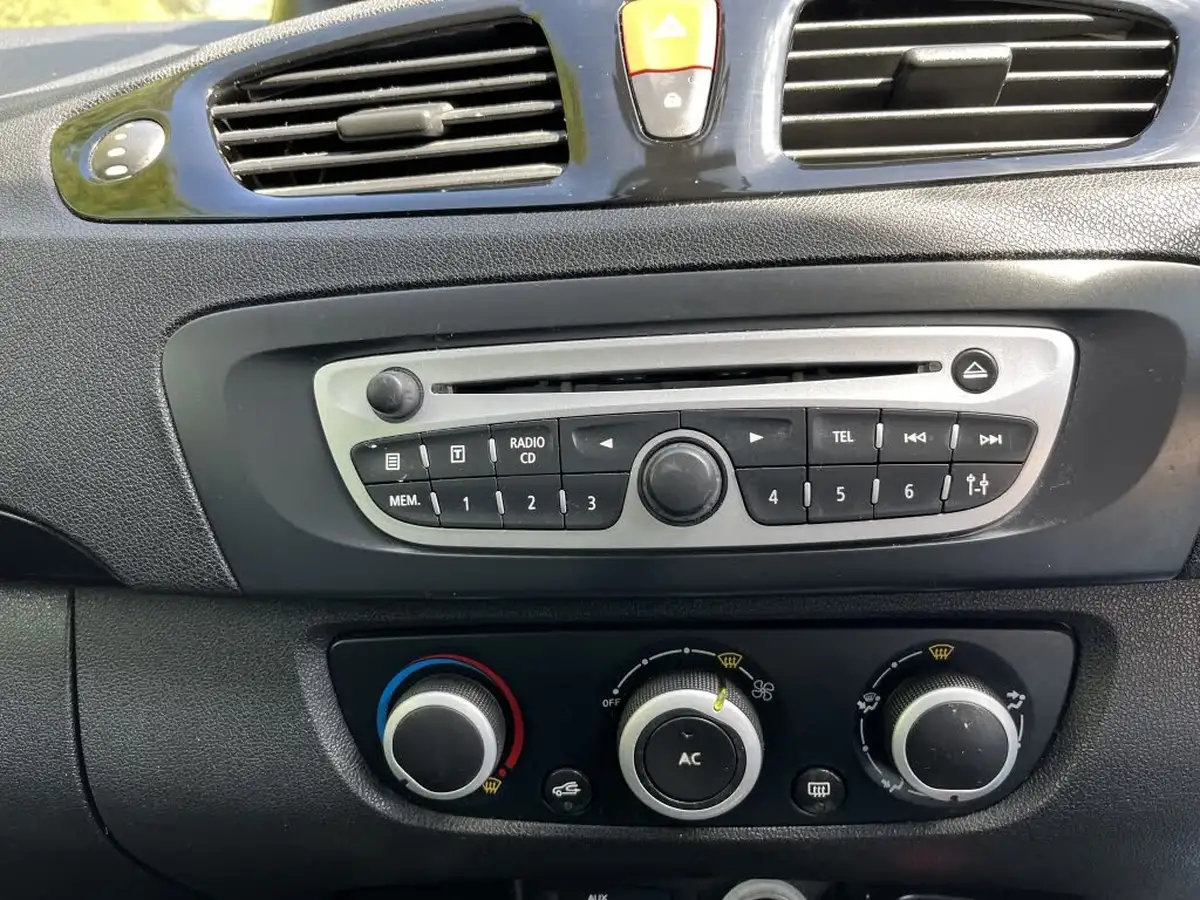 2011-renault-grand-scenic-19td-dynamique-tom-tom-big-4