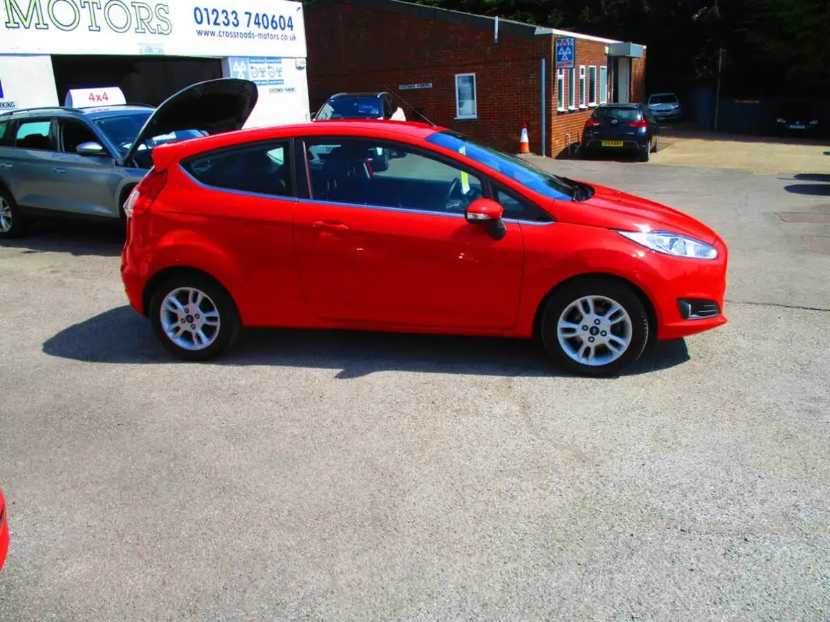 2014-ford-fiesta-125-zetec-3d-big-4