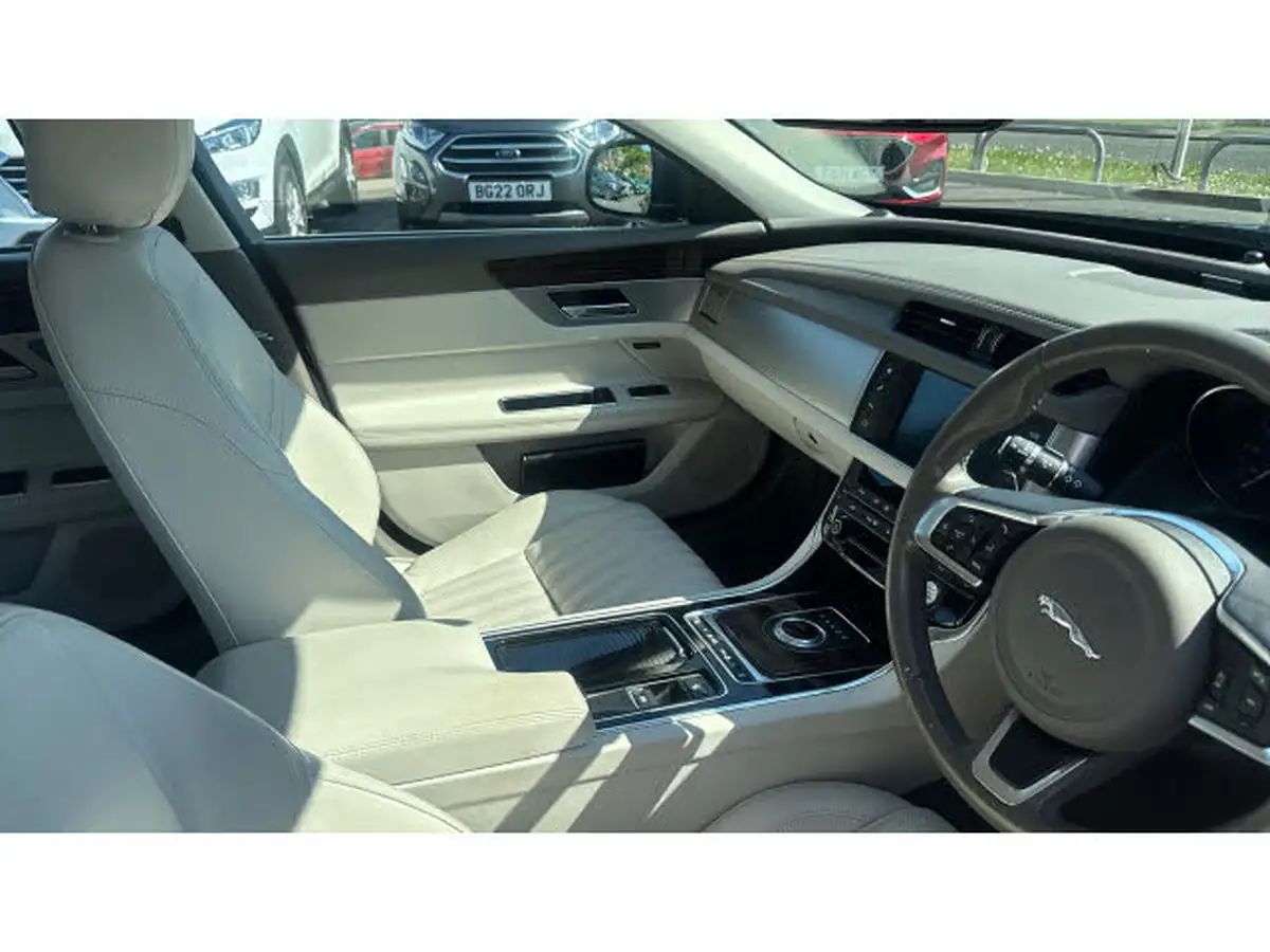 2017-jaguar-xf-20td-portfolio-180ps-saloon-4d-1999cc-auto-big-13