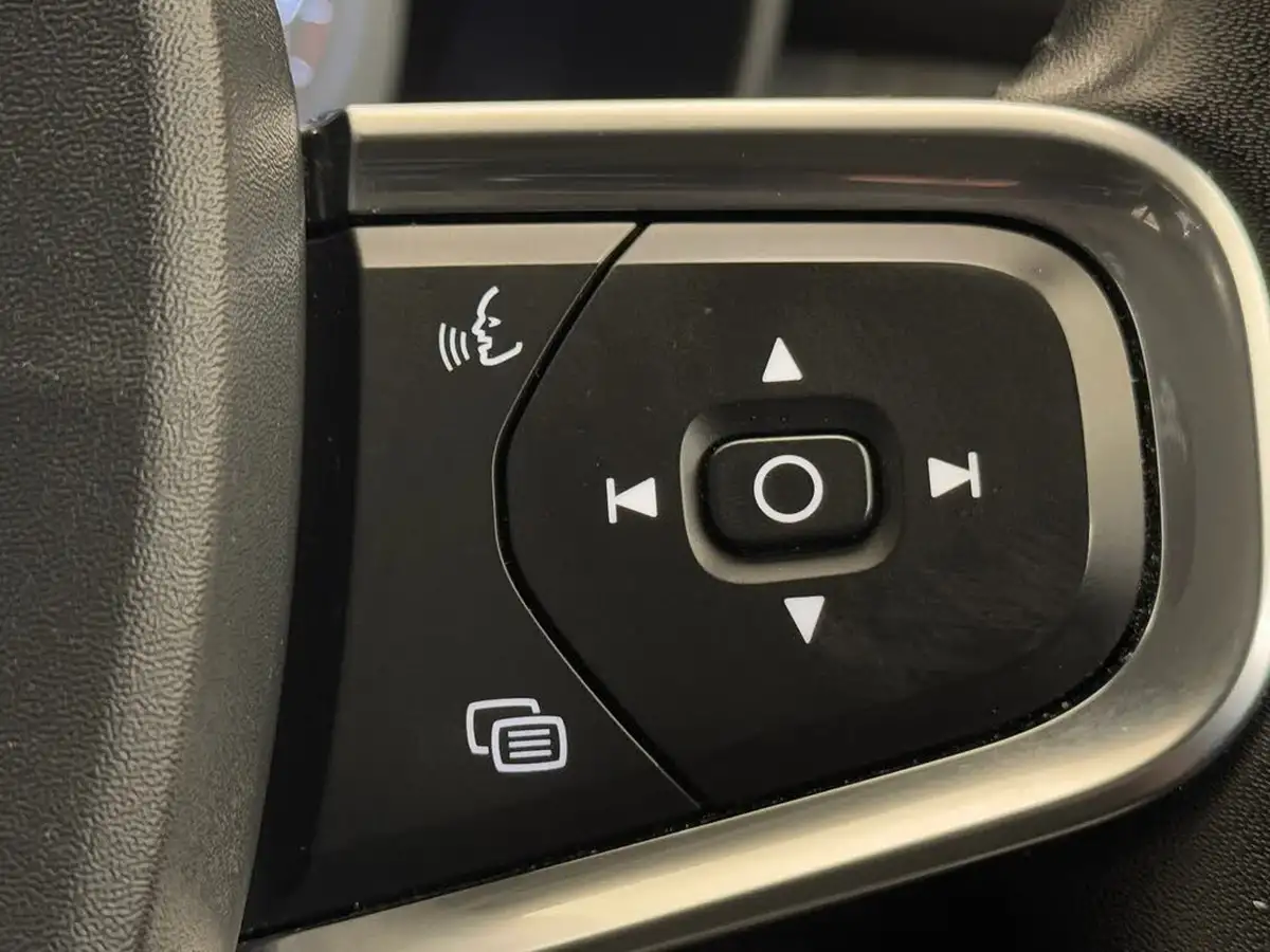 2019-volvo-xc40-20-t4-momentum-pro-awd-big-22