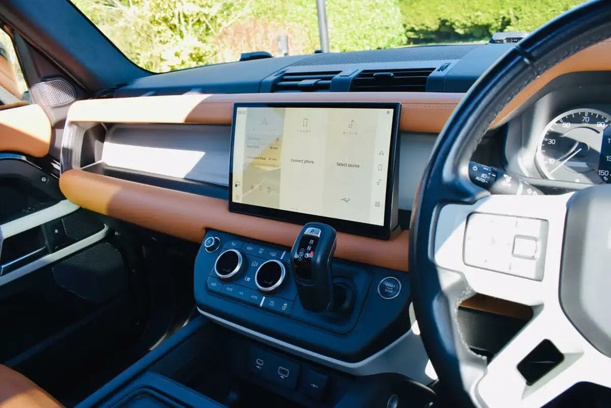2023-land-rover-90-defender-30-d250-hse-big-10