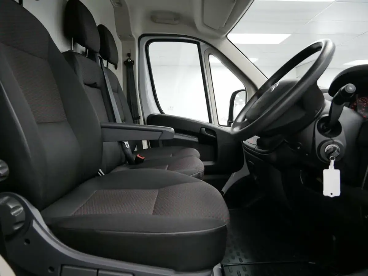 2022-citroen-relay-22bluehdi-35-l2h2-enterprise-big-26
