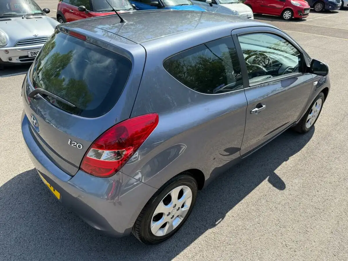 2011-hyundai-i20-12-comfort-3d-big-19