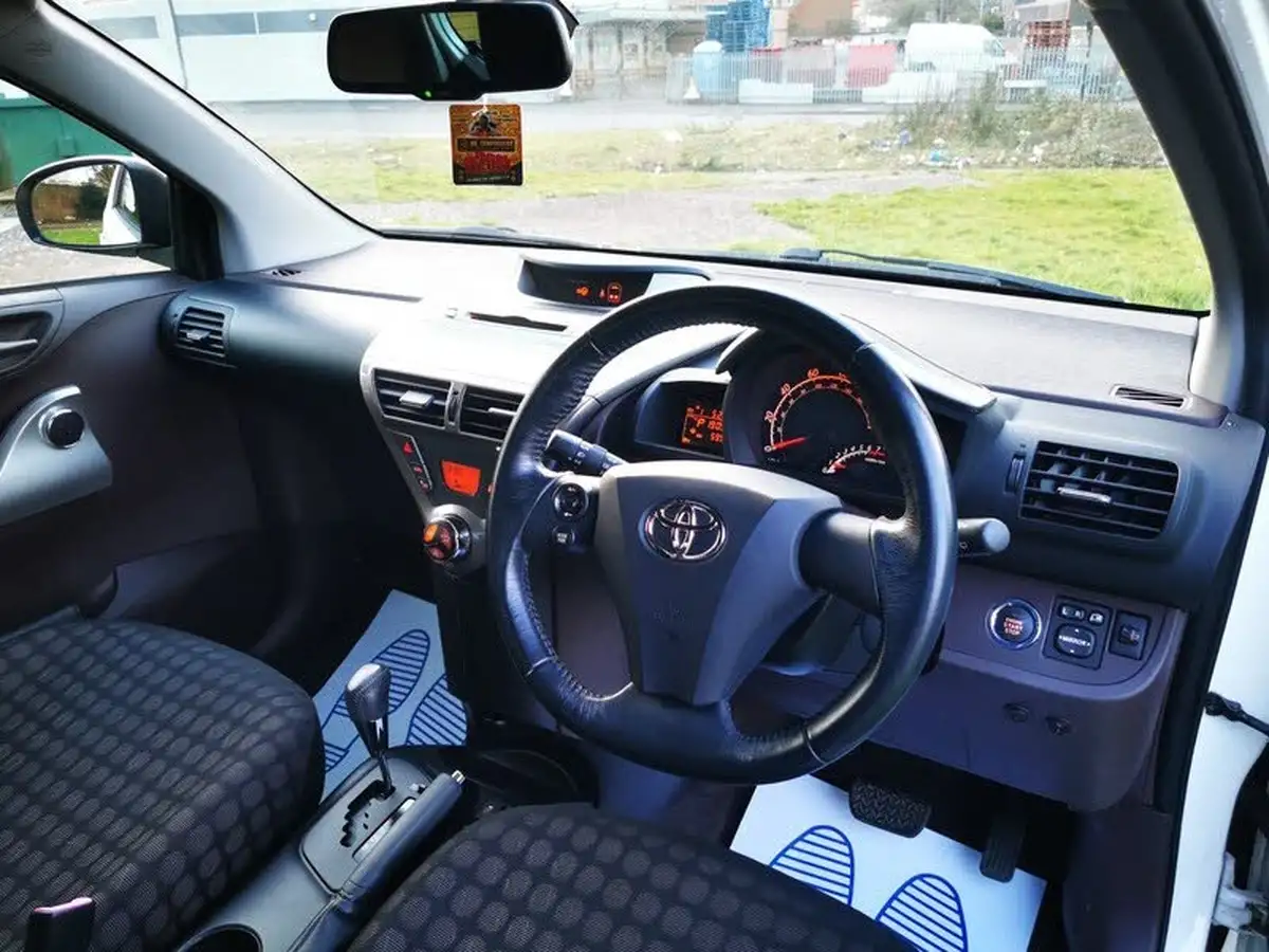 2010-toyota-iq-10-2-multidrive-big-1