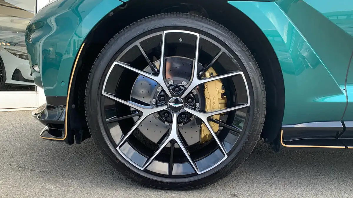 2024-aston-martin-dbx-40-v8-big-3