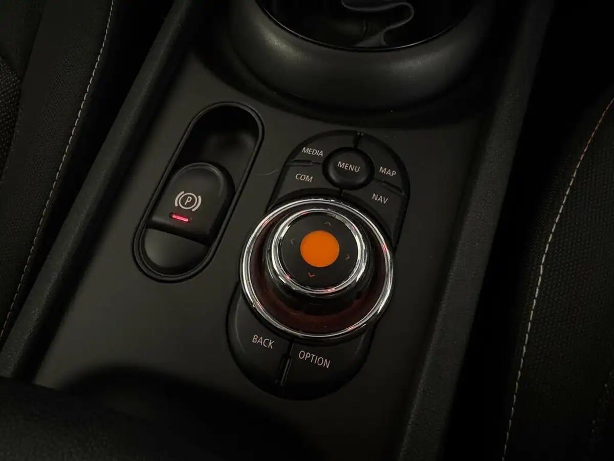 2021-mini-clubman-15-cooper-classic-big-17