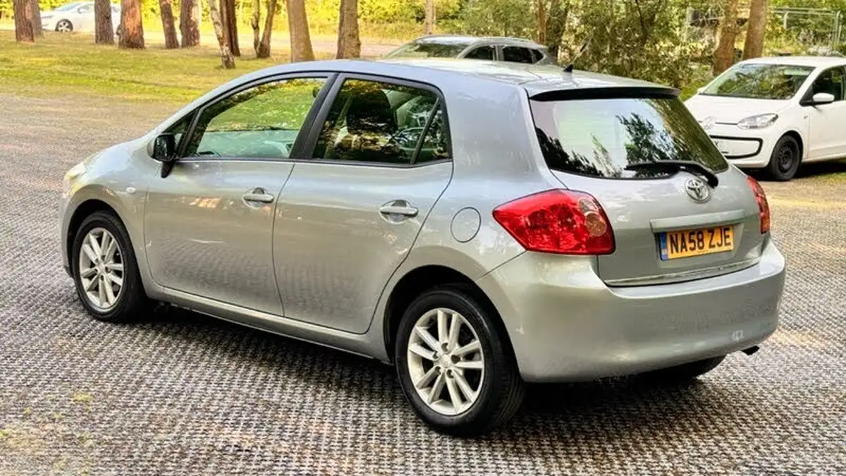2008-toyota-auris-14-tr-5d-big-7