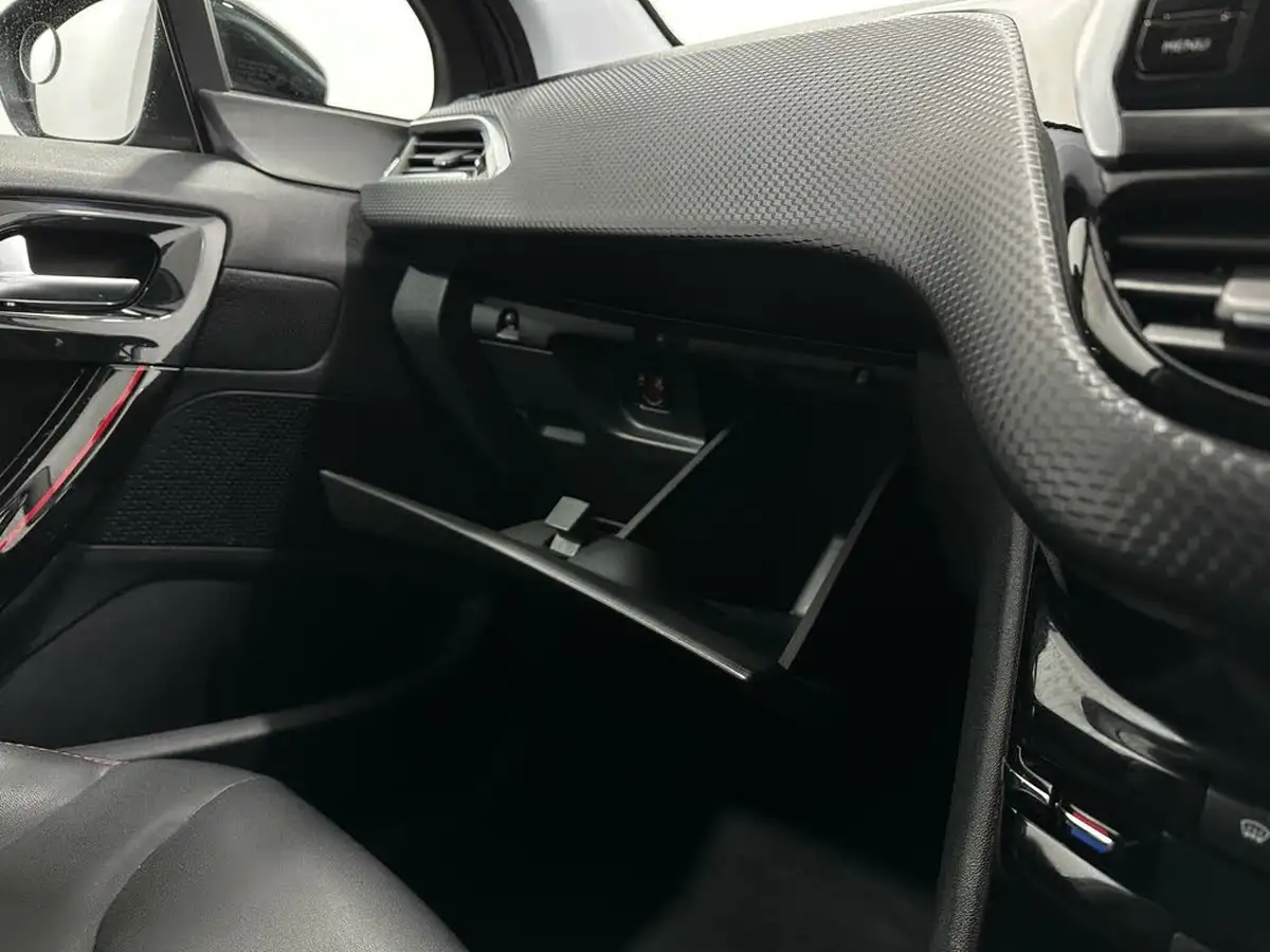 2016-peugeot-208-12-puretech-gt-line-5d-big-23
