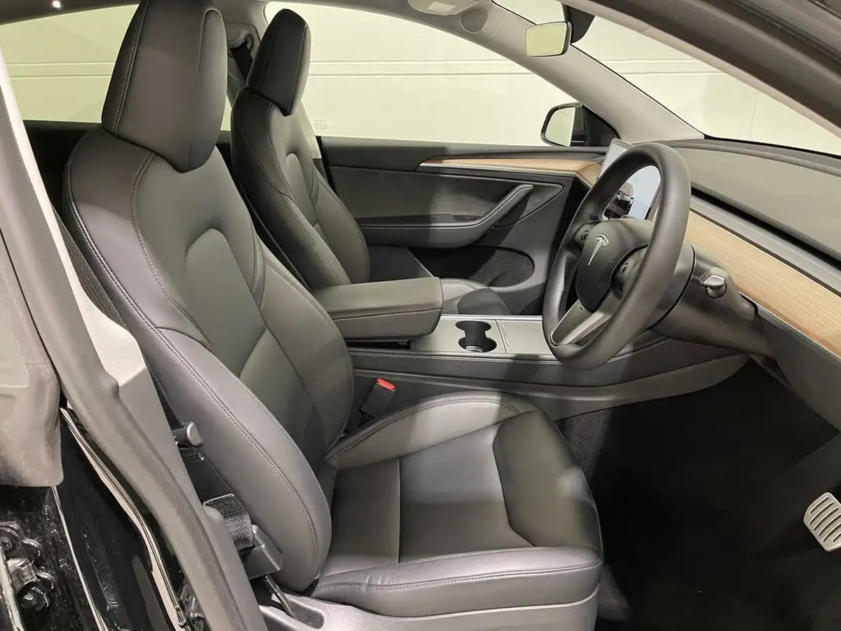 2024-tesla-model-y-e-performance-big-30