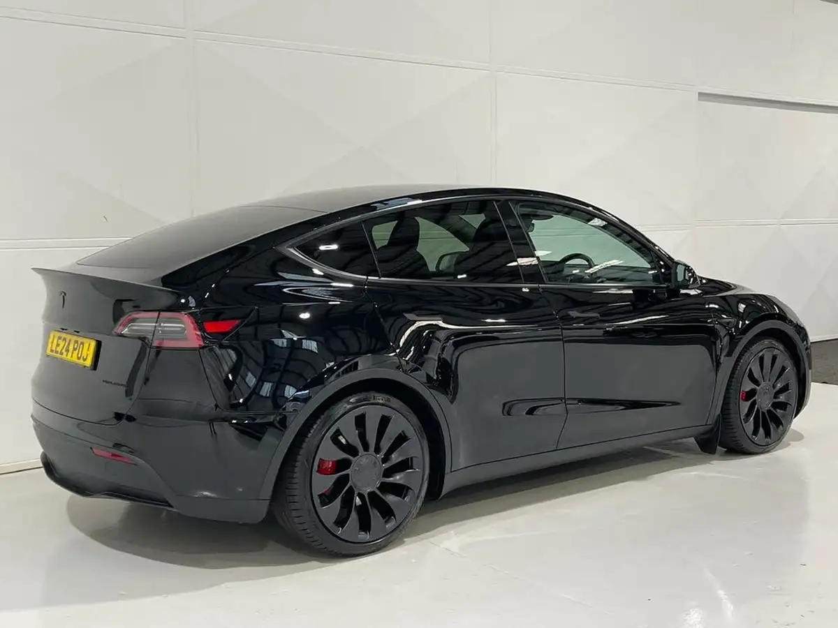 2024-tesla-model-y-e-performance-big-2