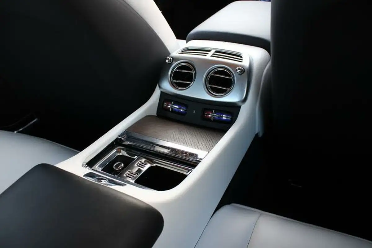 2016-rolls-royce-wraith-66-big-31