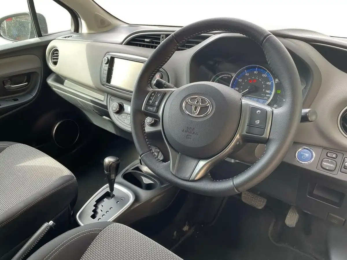 2015-toyota-yaris-15-vvt-i-icon-hybrid-big-14