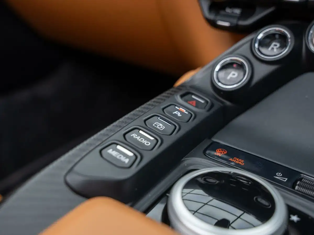 2022-aston-martin-vantage-40-v8-vantage-roadster-auto-big-32