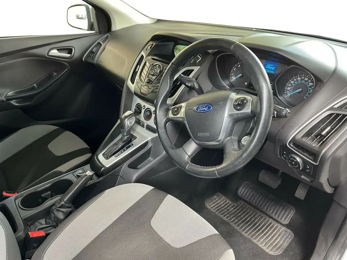 2014-ford-focus-16-zetec-125ps-hatchback-powershift-big-4