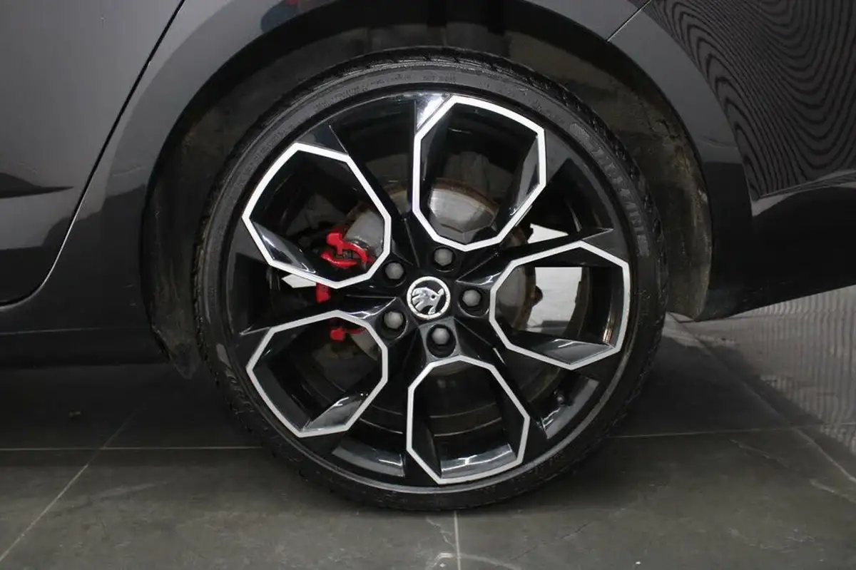 2016-skoda-octavia-20tdi-vrs-estate-big-24