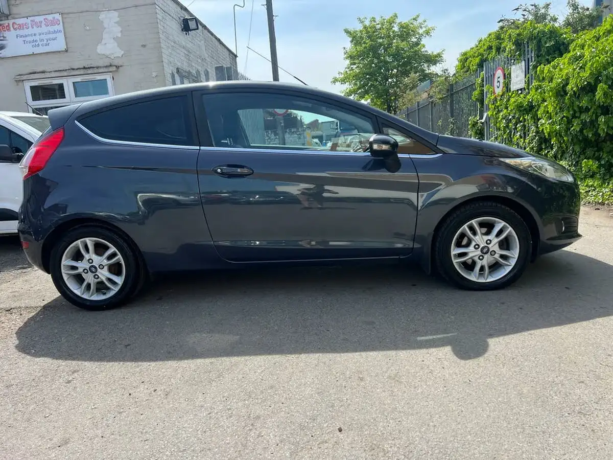 2014-ford-fiesta-10-zetec-100ps-ecoboost-ss-3d-big-6