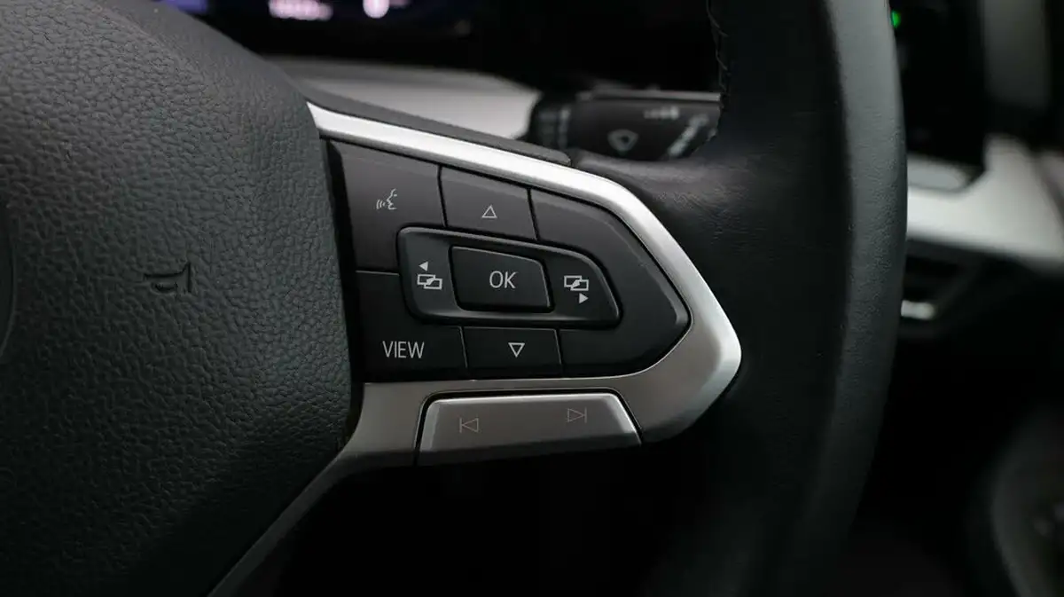2022-volkswagen-golf-10-tsi-life-hatchback-big-23