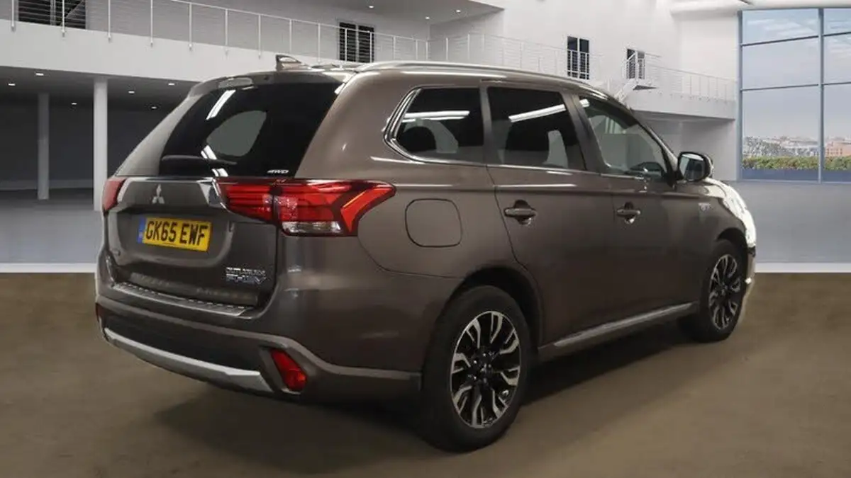 2015-mitsubishi-outlander-20-gx4h-phev-big-2