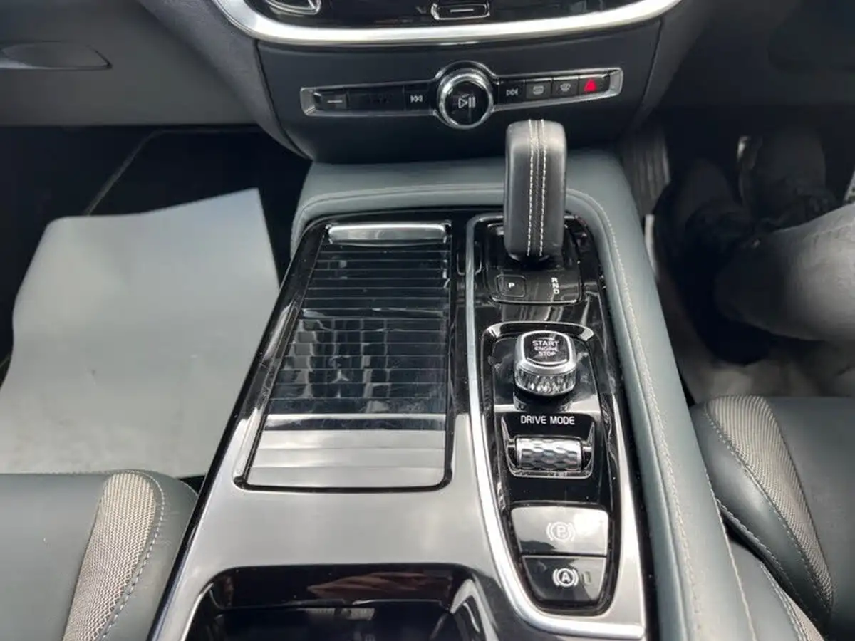 2021-volvo-v60-20-t6-r-design-340bhp-big-60