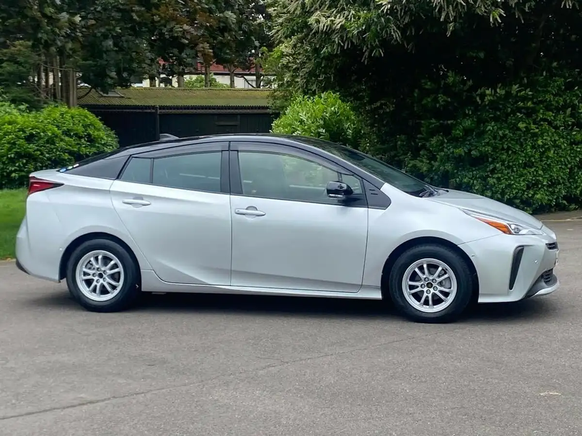2019-toyota-prius-big-27
