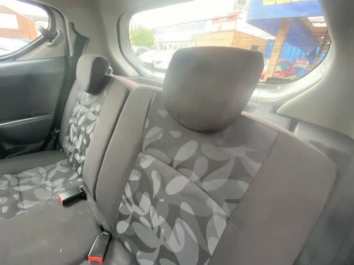 2011-suzuki-alto-10-sz2-big-22