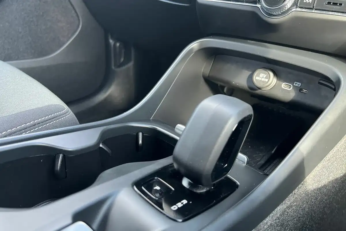 2022-volvo-xc40-20-b3-core-big-12
